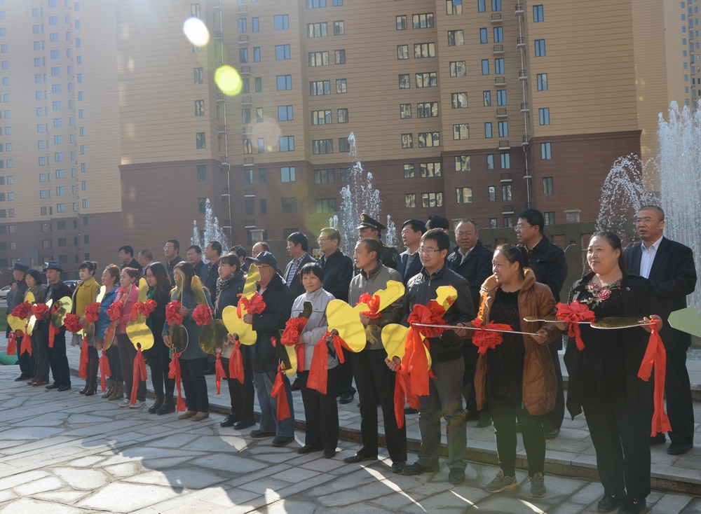 2013年10月25日，城發(fā)公司承建的呼市首個(gè)公租房小區(qū)——康居家園公租房交付使用。申請到公租房的百姓代表領(lǐng)了鑰匙。.JPG