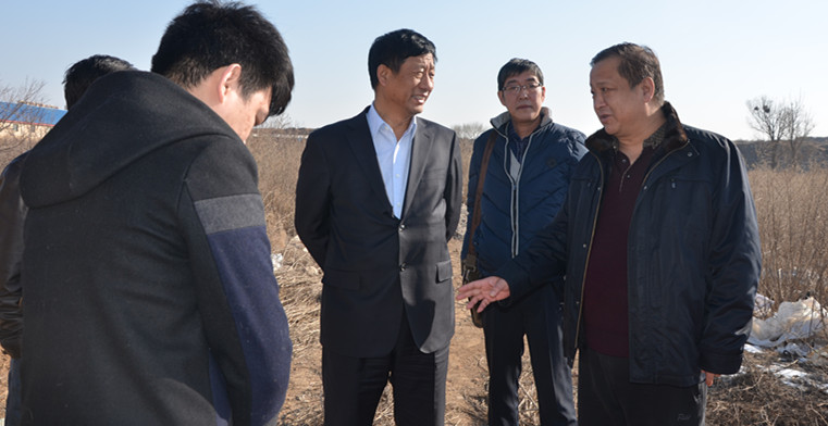 實(shí)地察看車站北街的斷頭路。.jpg